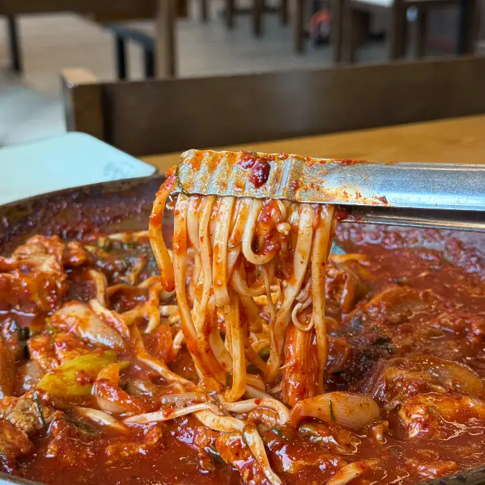 황할머니갈비집 매콤갈비찜에 곁들여 먹는 면