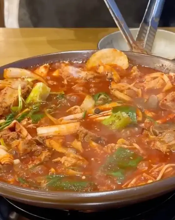 황할머니갈비집 매콤갈비찜 끓는 모습