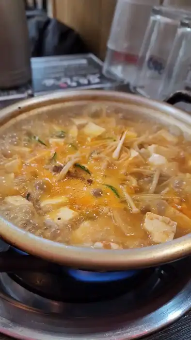 보글보글 끓고 있는 된장찌개의 모습입니다. 두부, 버섯, 채소 등이 푸짐하게 들어있습니다.