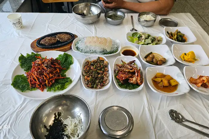 테이블에 차려진 푸짐한 식사 메뉴들