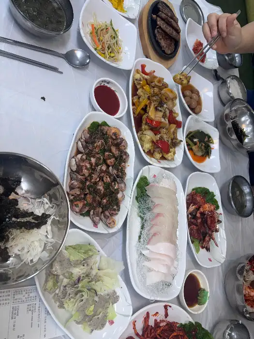테이블에 놓인 다양한 반찬과 메인 요리