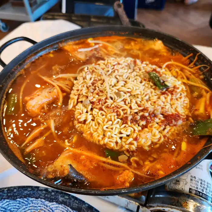 서비스 매운탕에 라면 사리를 넣어 끓인 모습