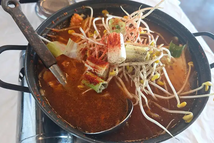 김이 모락모락 나는 매운탕 뚝배기 모습
