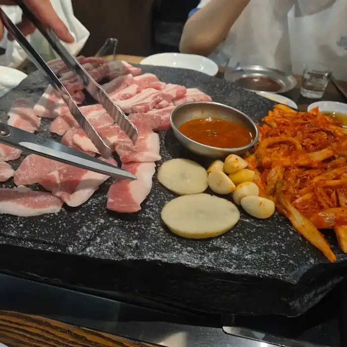 고기를 집게로 집고 있는 모습