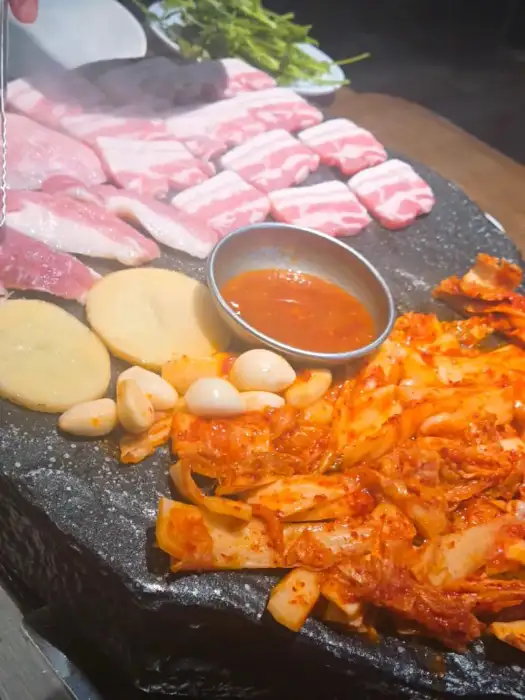 돌판에 구워지는 고기의 측면 모습
