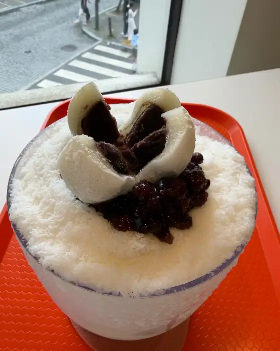 전통적인 팥빙수에 큼직한 떡이 올라간 모습
