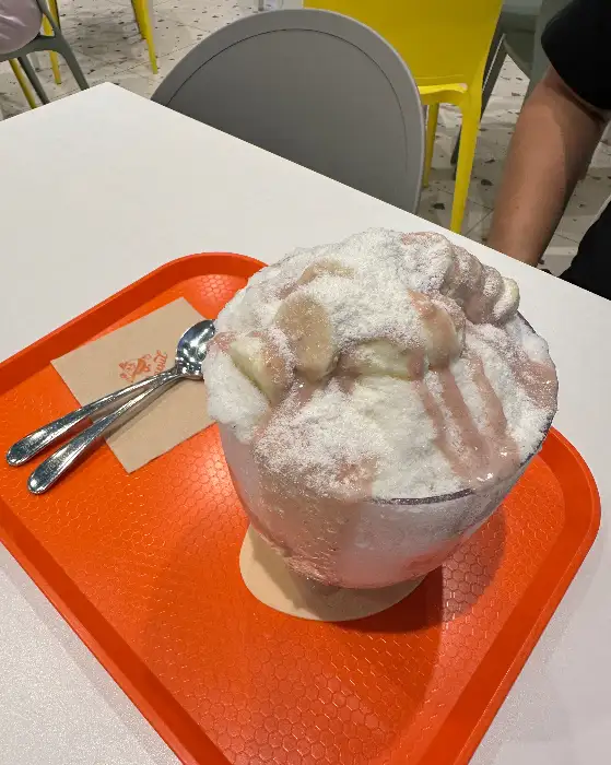달콤한 바나나가 듬뿍 올라간 빙수
