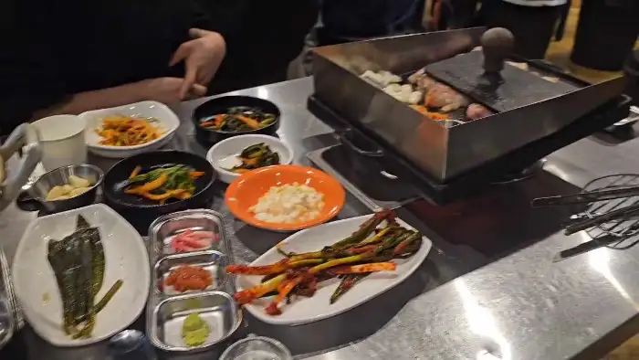 정갈하게 차려진 기본 반찬과 곁들임 메뉴