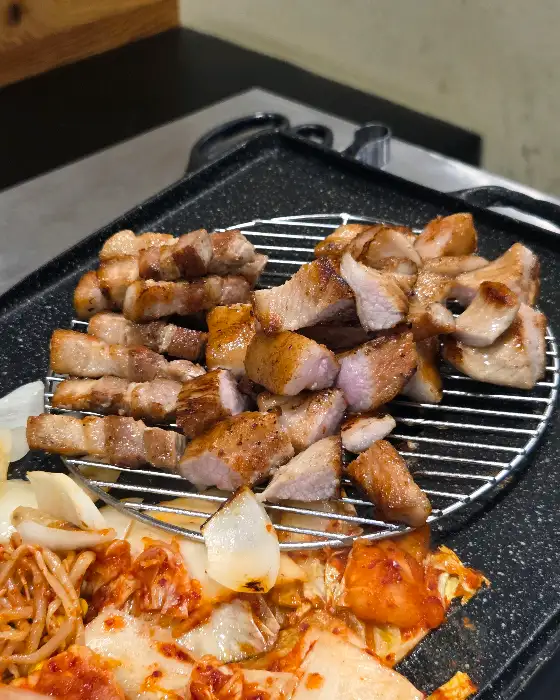 무쇠판 위에서 먹음직스럽게 익어가는 삼겹살