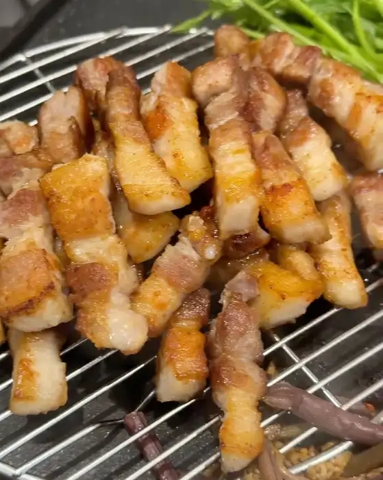 겉은 바삭하고 속은 촉촉하게 구워진 삼겹살 조각들