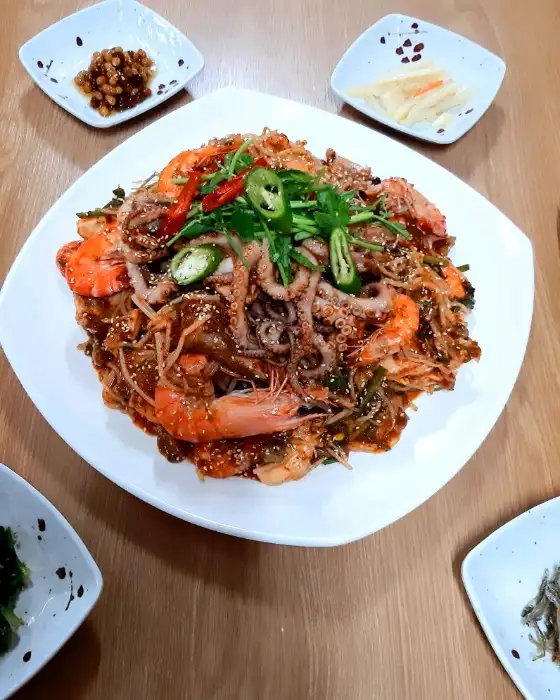 다양한 밑반찬이 놓인 상차림