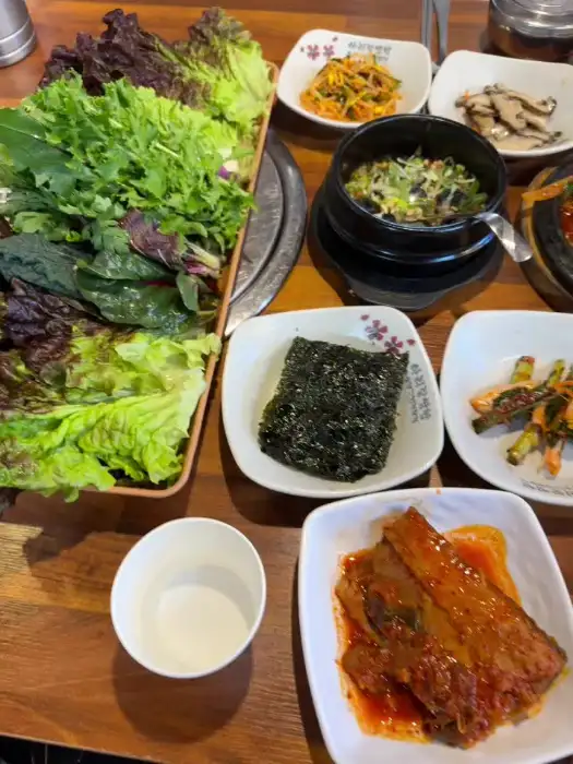 다양하게 준비된 신선한 쌈채소