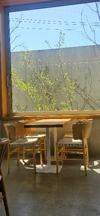 창밖 풍경이 보이는 조용한 테이블