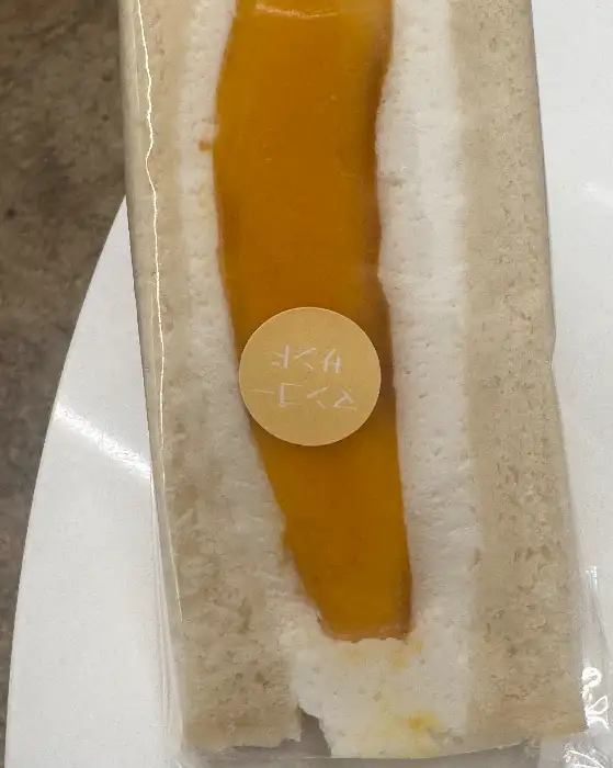 먹음직스러운 빵과 음료
