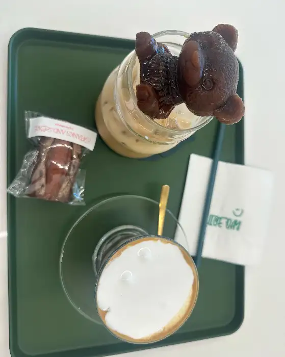 귀여운 곰돌이 모양 초콜릿 장식이 올라간 음료