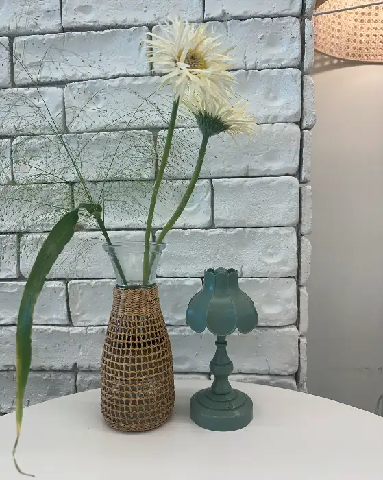 화병에 담긴 생화와 조명