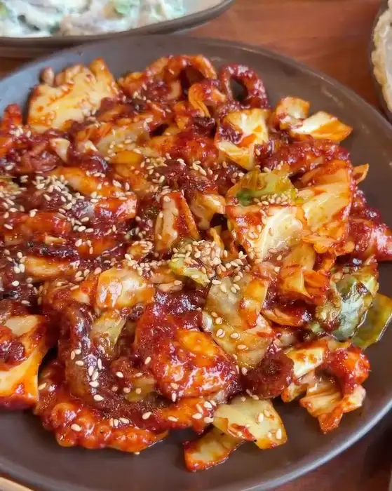 쭈꾸미 볶음 접시, 다양한 채소와 함께 담겨 있다