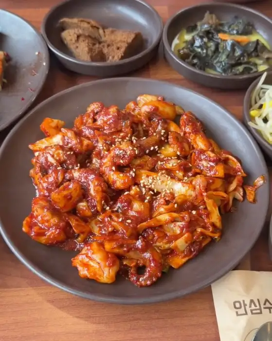 묵사발, 맑은 국물에 도토리묵과 채소가 담겨 있다