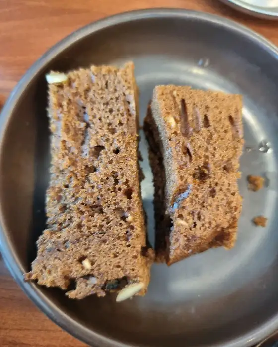 도토리빵, 두 조각으로 잘라져 접시에 담겨 있다