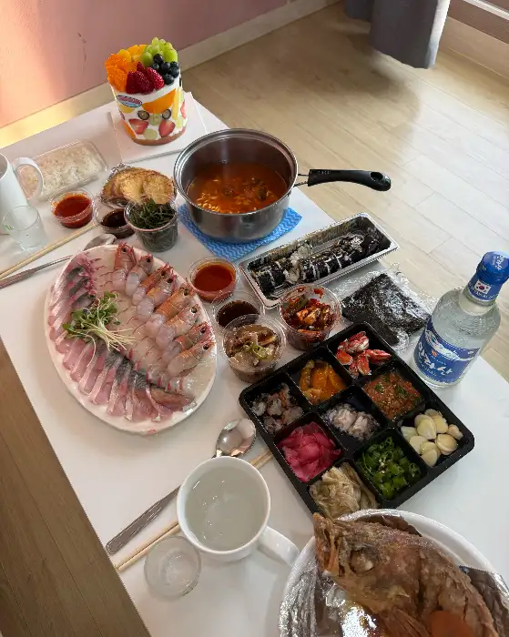 다채로운 구성의 해산물 한상차림