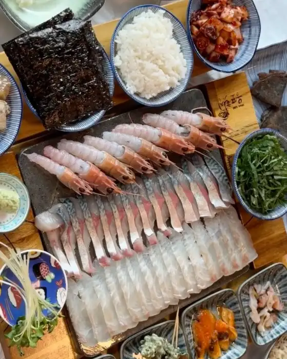 다양한 해산물과 꽁치김밥