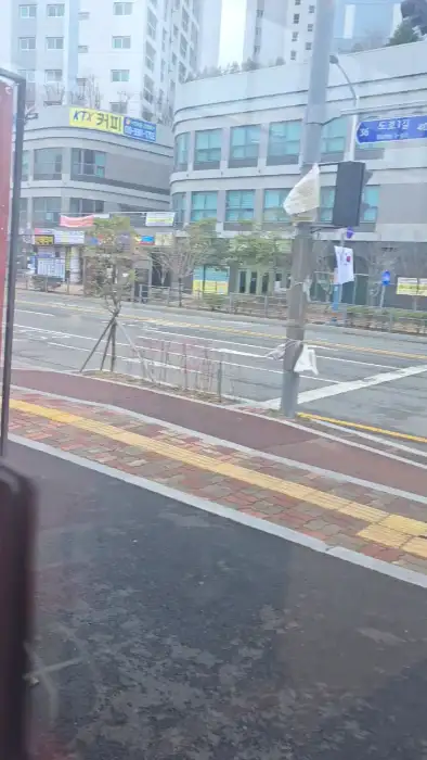 창가 좌석에서 바라본 풍경
