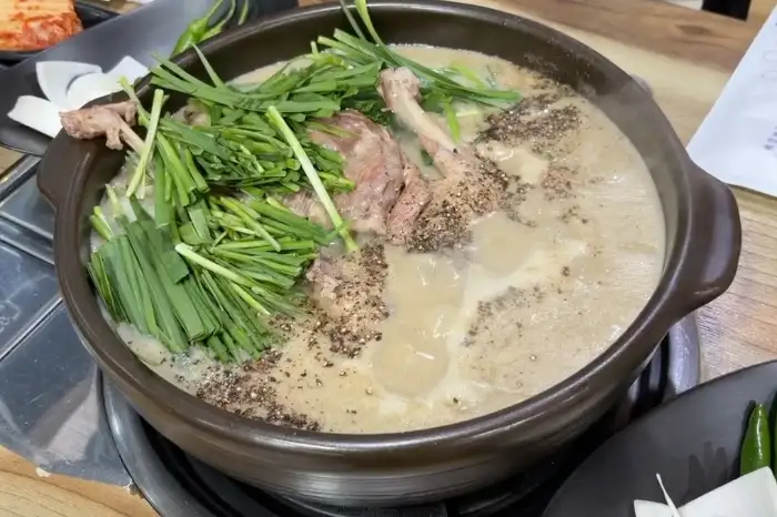 정갈하게 차려진 한방 백숙 한 상