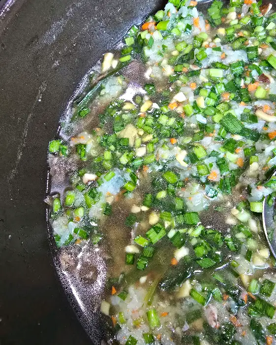다양한 재료가 어우러진 닭백숙 국물