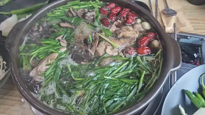 푸짐하게 끓고 있는 버섯 전골