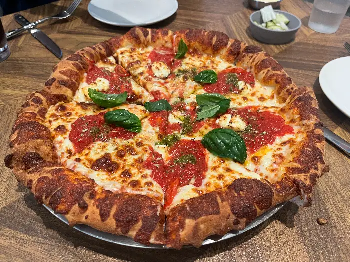 루꼴라와 토마토, 치즈가 어우러진 마르게리따 피자