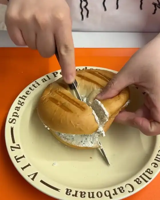 크림치즈를 바르는 베이글 모습