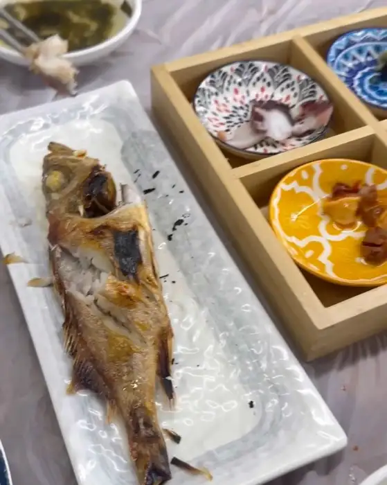 두툼하게 썰린 신선한 활어회 모습