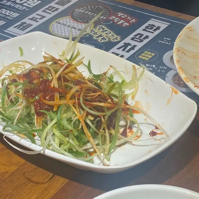 매콤한 양념에 버무려진 파채 무침