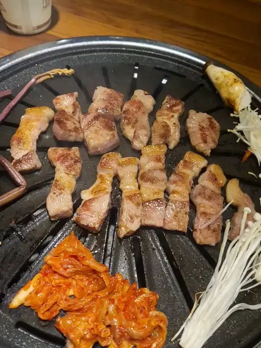 다양한 부위의 고기와 곁들임 메뉴가 함께 올라간 불판
