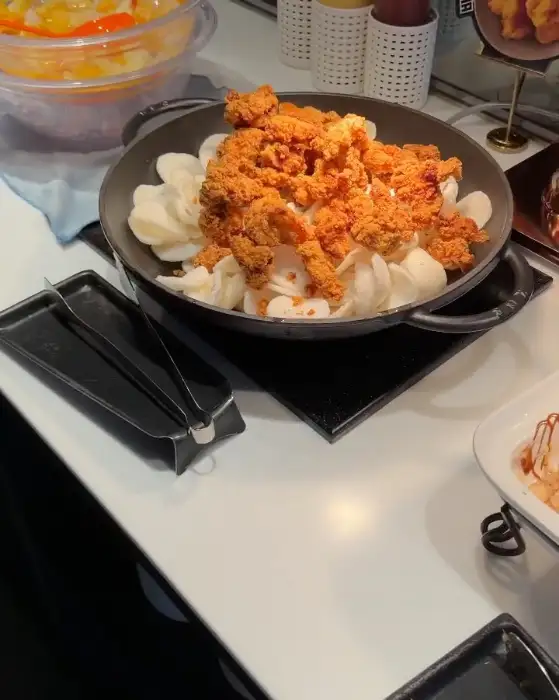 다양한 튀김 메뉴가 담긴 쟁반