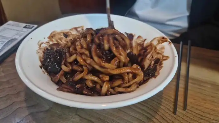 독특한 비주얼의 팥짜장면