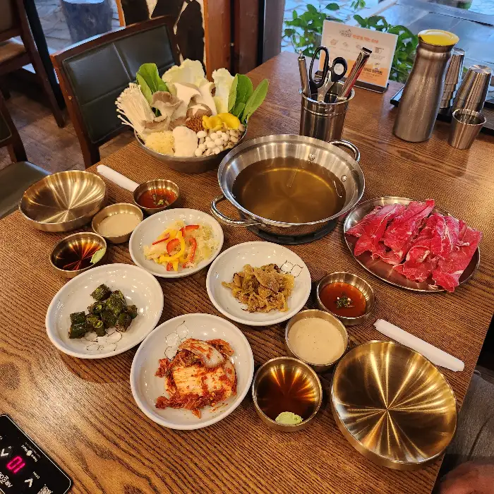 식당 내부에 준비된 다양한 반찬과 식재료