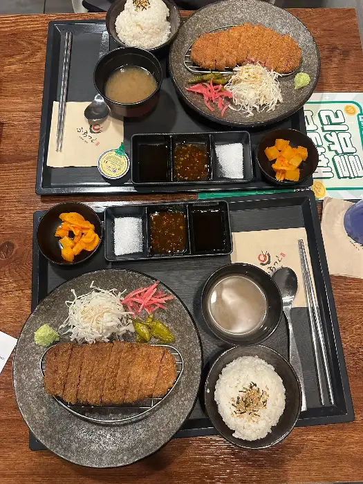 정갈하게 차려진 규카츠 정식