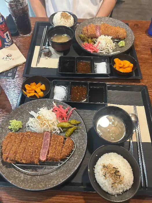 작은 화로에 규카츠를 구워 먹는 모습