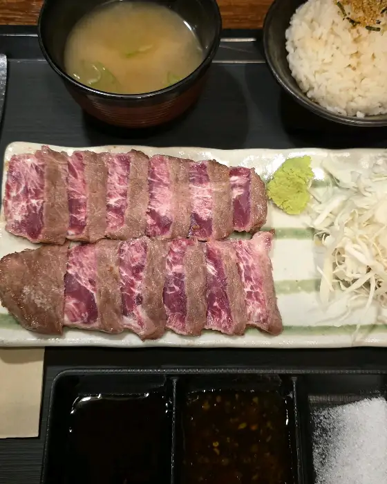 나이프로 오므라이스를 가르는 모습