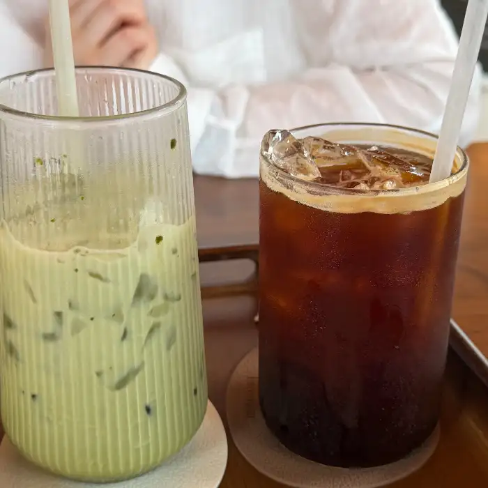 아이스 아메리카노와 녹색 음료