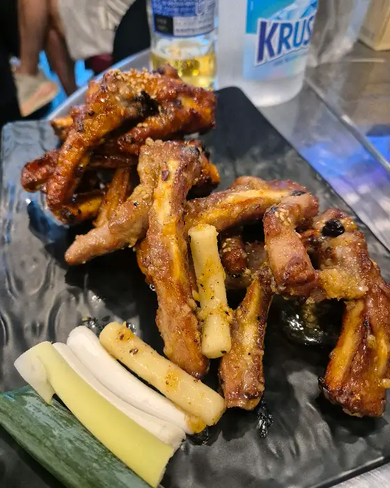 소금 쪽갈비 한 점을 집어든 모습