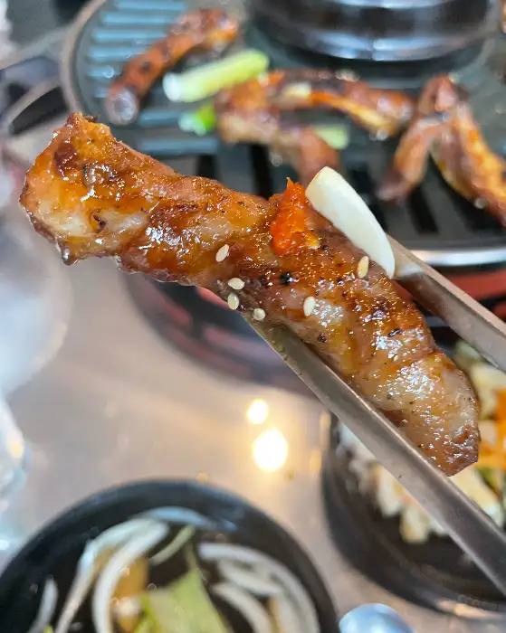 매콤한 양념이 잘 배어있는 쪽갈비