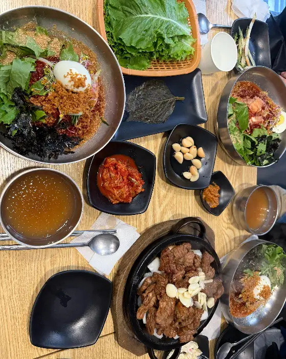 식당 내부 테이블 세팅