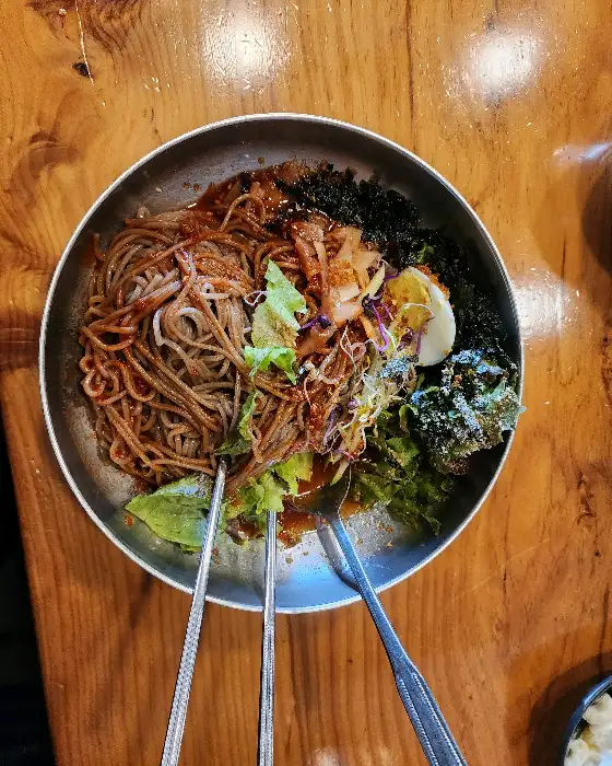 먹음직스러운 마늘 비빔 막국수