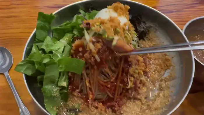 막국수 비비는 모습