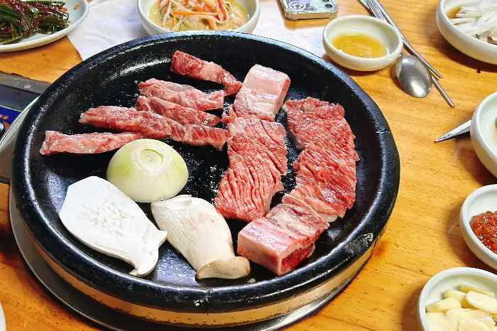 굽기 전 갈비살과 새송이버섯, 양파