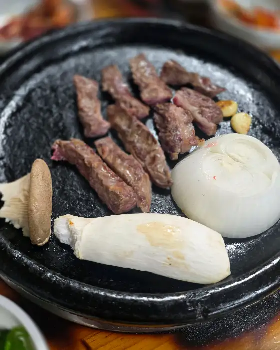 숯불 위에서 잘 구워진 갈비살