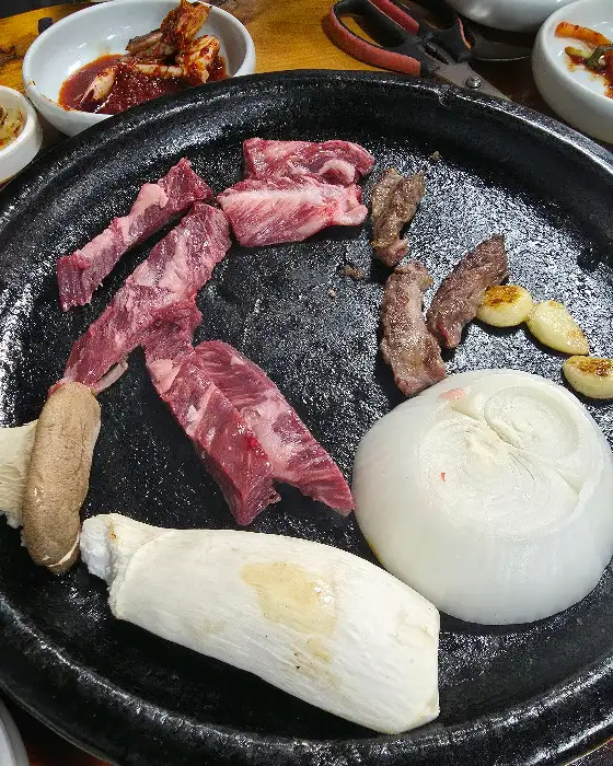 불판 위에 구워지는 소고기