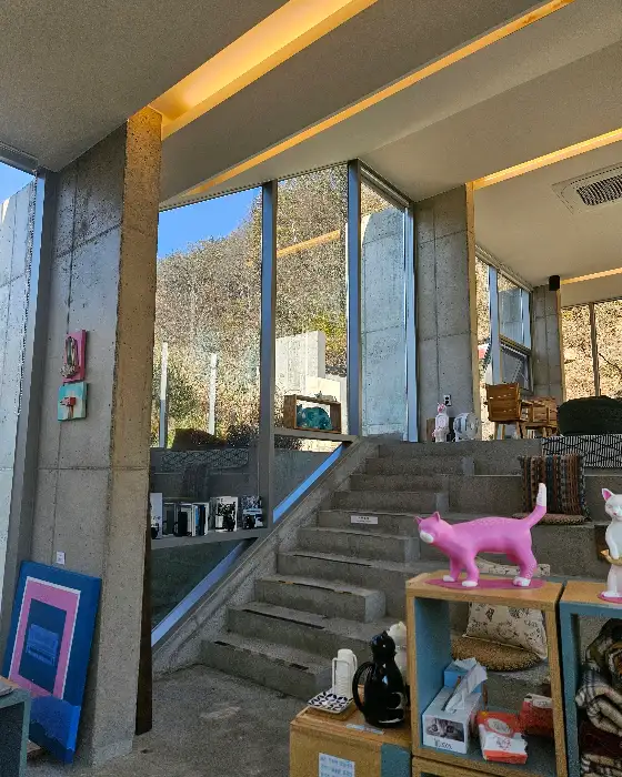 카페 내부 계단과 고양이 장식